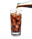 Auslaufende Cola der Flasche im Getränkglas mit den Eiswürfeln lokalisiert Lizenzfreies Stockbild Auslaufende Cola der Flasche im Getränkglas mit den Eiswürfeln lokalisiert Lizenzfreies Stockbild
