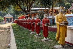 Ausrichtung von konkreten bhuddists Statuen an Kaw-Ka Thawng-Höhle, Hpa-an, Myanmar stockfoto Ausrichtung von konkreten bhuddists Statuen an Kaw-Ka Thawng-Höhle, Hpa-an, Myanmar stockfoto