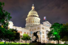 Austin, costruzione capitale del Texas alla notte immagine stock libera da diritti Austin, costruzione capitale del Texas alla notte immagine stock libera da diritti