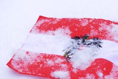 Austrainvlag met Wapenschildadelaar op sneeuw witte achtergrond die wordt behandeld Stock Afbeeldingen Austrainvlag met Wapenschildadelaar op sneeuw witte achtergrond die wordt behandeld Stock Afbeeldingen
