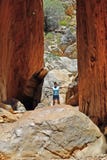 Australia, NT, mujer entre la cara de la roca del abismo imponente de Stnadley en el parque nacional de McDonnell cerca de las pr fotografía de archivo Australia, NT, mujer entre la cara de la roca del abismo imponente de Stnadley en el parque nacional de McDonnell cerca de las pr fotografía de archivo