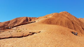 Australia - Turisti in scalata su Uluru