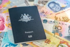 Australiskt lopppass som överst ligger av papperspengar från olika länder royaltyfri fotografi Australiskt lopppass som överst ligger av papperspengar från olika länder royaltyfri fotografi