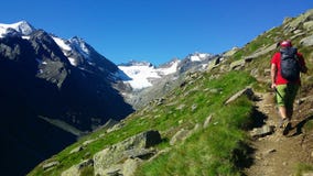 Austria Alpejski regionu ` Stubai ` Arywista na halnej ścieżce obrazy royalty free Austria Alpejski regionu ` Stubai ` Arywista na halnej ścieżce obrazy royalty free