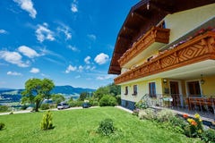 Austriacki pensjonat w górach zbliża mondsee jezioro Zdjęcia Stock Austriacki pensjonat w górach zbliża mondsee jezioro Zdjęcia Stock