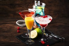 Auswahl von Sommercocktails Kalte erneuernde alkoholische Getränke und Getränke: Mimose, Welt-, Himbeeremargarita und Blau stockbild Auswahl von Sommercocktails Kalte erneuernde alkoholische Getränke und Getränke: Mimose, Welt-, Himbeeremargarita und Blau stockbild