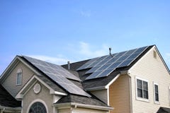 Auswechselbare grüne Energie-Sonnenkollektoren auf Haus-Dach