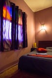 Autentyczna Marokańska sypialnia w tradycyjnym riad fotografia stock Autentyczna Marokańska sypialnia w tradycyjnym riad fotografia stock