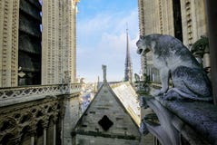 Autentyczny iglicy, drewna dach Notre Damae katedra w 2018 i z góry przedtem XIX wiek obraz royalty free Autentyczny iglicy, drewna dach Notre Damae katedra w 2018 i z góry przedtem XIX wiek obraz royalty free
