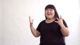 Authentiek vet Aziatisch meisje die en van het leven op witte achtergrond genieten dansen Het leven buiten de stereotypen van de stock video Authentiek vet Aziatisch meisje die en van het leven op witte achtergrond genieten dansen Het leven buiten de stereotypen van de stock video