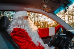 Authentieke Santa Claus Santa Claus drijft een auto Stock Afbeelding Authentieke Santa Claus Santa Claus drijft een auto Stock Afbeelding