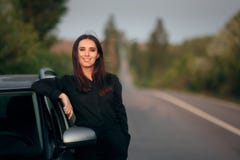 Autista turistico femminile felice accanto alla sua automobile fotografie stock Autista turistico femminile felice accanto alla sua automobile fotografie stock