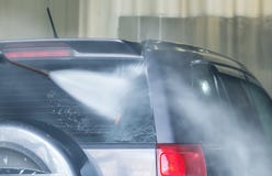 Auto auf einer Wanne unter einem Strom des Wassers lizenzfreie stockbilder Auto auf einer Wanne unter einem Strom des Wassers lizenzfreie stockbilder