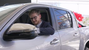 Auto biznes, konsumpcyjnego faceta delicje nowy samochód, i pokazujemy klucze siedzi przez okno przy sprzedaży centrum w salonie zdjęcie wideo Auto biznes, konsumpcyjnego faceta delicje nowy samochód, i pokazujemy klucze siedzi przez okno przy sprzedaży centrum w salonie zdjęcie wideo