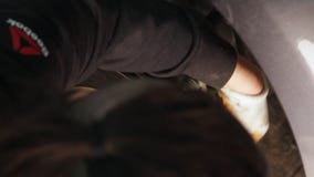 Auto mecânico que trabalha em freios em uma garagem doméstica da oficina de reparações do carro vídeos de arquivo Auto mecânico que trabalha em freios em uma garagem doméstica da oficina de reparações do carro vídeos de arquivo