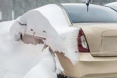 Auto op een straat met grote sneeuwlaag die wordt behandeld stock afbeelding Auto op een straat met grote sneeuwlaag die wordt behandeld stock afbeelding