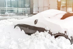 Auto op een straat met grote sneeuwlaag die wordt behandeld royalty-vrije stock afbeeldingen Auto op een straat met grote sneeuwlaag die wordt behandeld royalty-vrije stock afbeeldingen