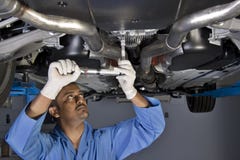 Auto werktuigkundige onder auto stock foto Auto werktuigkundige onder auto stock foto
