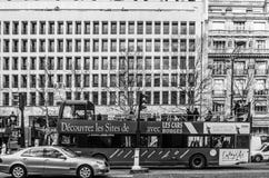 Autobús blanco y negro para los turistas en el centro de ciudad de París fotografía de archivo libre de regalías Autobús blanco y negro para los turistas en el centro de ciudad de París fotografía de archivo libre de regalías