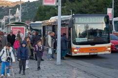 Autobús de la ciudad en Dubrovnik foto de archivo libre de regalías Autobús de la ciudad en Dubrovnik foto de archivo libre de regalías