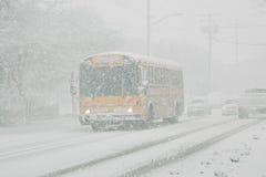 Autobús escolar en tormenta de la nieve Autobús escolar en tormenta de la nieve
