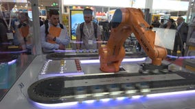 Automationlösningar med den Kuka robotarmen och Ethercat på Beckhoff står på den Messe mässan i Hannover, Tyskland lager videofilmer Automationlösningar med den Kuka robotarmen och Ethercat på Beckhoff står på den Messe mässan i Hannover, Tyskland lager videofilmer
