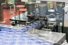 Automatische Verpackungsmaschine mit Plastiktasche und Papierkasten stockbilder Automatische Verpackungsmaschine mit Plastiktasche und Papierkasten stockbilder