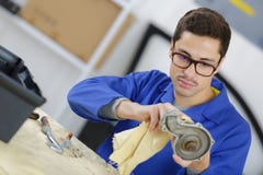 Automechaniker, der Autoteil repariert stockbilder Automechaniker, der Autoteil repariert stockbilder