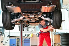 Automechaniker repariert Fahrzeug in einer Werkstatt Stockfoto Automechaniker repariert Fahrzeug in einer Werkstatt Stockfoto
