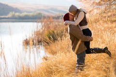 Automne de baiser de couples images libres de droits Automne de baiser de couples images libres de droits