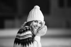 Automne, portrait d'hiver : La jeune femme de sourire s'est habillée dans un cardigan de laine chaud, les gants et le chapeau pos Photo libre de droits Automne, portrait d'hiver : La jeune femme de sourire s'est habillée dans un cardigan de laine chaud, les gants et le chapeau pos Photo libre de droits