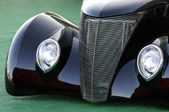 Automobile classica dell'annata nel nero immagini stock Automobile classica dell'annata nel nero immagini stock