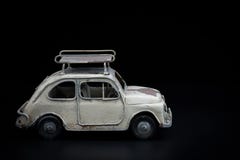 Automobile classica su priorità bassa nera fotografia stock Automobile classica su priorità bassa nera fotografia stock