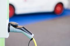 Automobile elettrica che fa pagare sulla stazione della tassa fotografie stock Automobile elettrica che fa pagare sulla stazione della tassa fotografie stock