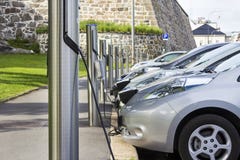 Automobile elettrica inserita ad elettricità fotografia stock Automobile elettrica inserita ad elettricità fotografia stock