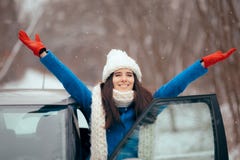 Automobile femminile felice di Standing By Her dell'autista che ammira la neve immagini stock libere da diritti Automobile femminile felice di Standing By Her dell'autista che ammira la neve immagini stock libere da diritti