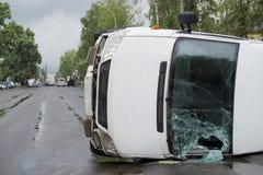 Automobile invertita dopo un incidente fotografie stock libere da diritti Automobile invertita dopo un incidente fotografie stock libere da diritti