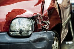 Automobile rossa di incidente immagini stock libere da diritti Automobile rossa di incidente immagini stock libere da diritti