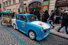 Automobile storica famosa trabant in via di Praga fotografie stock Automobile storica famosa trabant in via di Praga fotografie stock