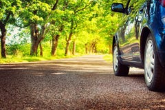 Automobile sulla strada asfaltata di estate immagini stock libere da diritti Automobile sulla strada asfaltata di estate immagini stock libere da diritti