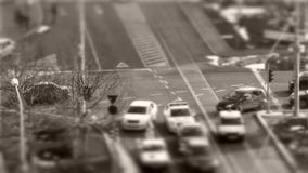 Automobili dello spostamento di Tilt†“nel traffico, al rallentatore Automobili dello spostamento di Tilt†“nel traffico, al rallentatore