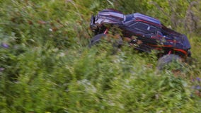 Automobili di modello controllate della radio Giocattoli con telecomando Riposo - Cofee bevente Concetto degli adulti e dei bambi archivi video Automobili di modello controllate della radio Giocattoli con telecomando Riposo - Cofee bevente Concetto degli adulti e dei bambi archivi video