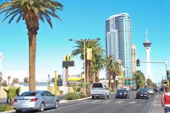 Automobili sulla strada nella parte centrale della città a Las Vegas, Nevad fotografia stock Automobili sulla strada nella parte centrale della città a Las Vegas, Nevad fotografia stock