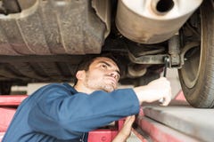 Automobilowy Biegły Egzamininuje samochód W Auto sklepie obraz stock Automobilowy Biegły Egzamininuje samochód W Auto sklepie obraz stock