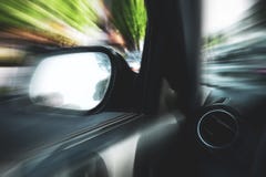 Automóvel no movimento com fundo do borrão foto de stock Automóvel no movimento com fundo do borrão foto de stock
