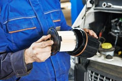 Autoonderhoud - filter het vervangen royalty-vrije stock afbeeldingen Autoonderhoud - filter het vervangen royalty-vrije stock afbeeldingen