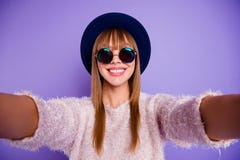 Autoportrait de elle elle beau positif gai gai séduisant fascinant doux aimable attrayant joli images libres de droits Autoportrait de elle elle beau positif gai gai séduisant fascinant doux aimable attrayant joli images libres de droits
