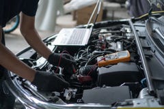 Autoreparatie en onderhoud Het uitvoeren van motordiagnostiek royalty-vrije stock afbeelding Autoreparatie en onderhoud Het uitvoeren van motordiagnostiek royalty-vrije stock afbeelding