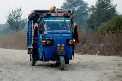 Autorickshaw που χρησιμοποιείται μπλε για τη μεταφορά των εμπορευμάτων στην Ινδία στοκ εικόνες Autorickshaw που χρησιμοποιείται μπλε για τη μεταφορά των εμπορευμάτων στην Ινδία στοκ εικόνες