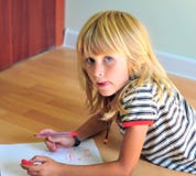 Autoritratto felice del disegno del bambino fotografie stock Autoritratto felice del disegno del bambino fotografie stock